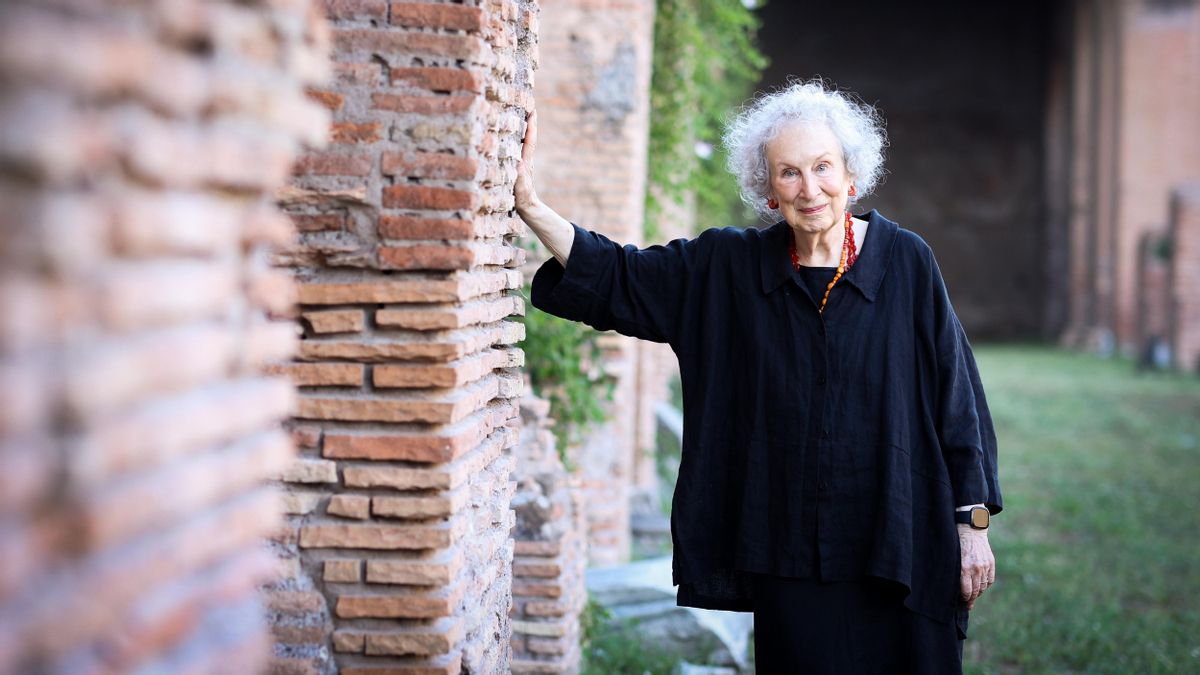 Las múltiples vidas de Margaret Atwood: la escritora publica sus memorias en la obra más personal de su carrera