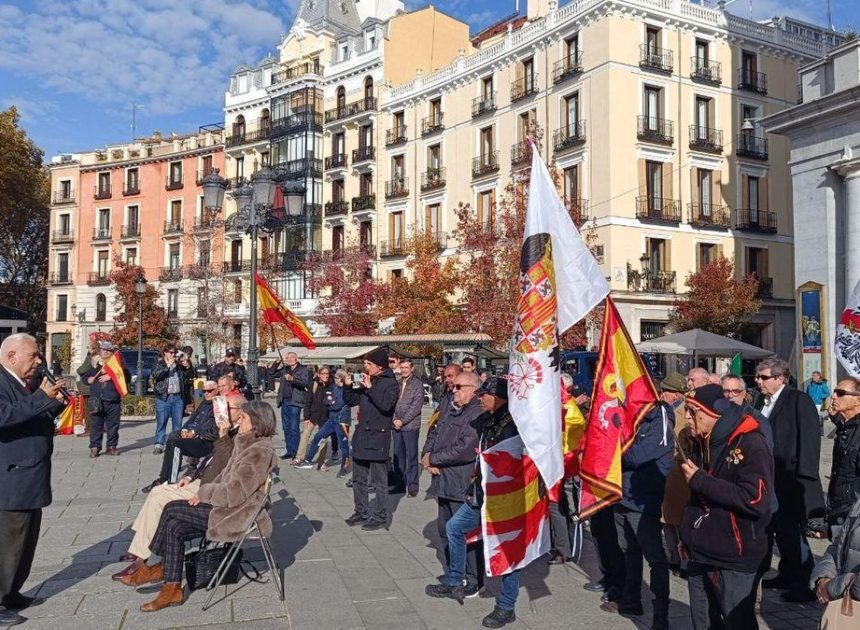 Los franquistas pinchan en la Plaza de Oriente: unas 50 personas defienden la dictadura y critican la ley de Memoria