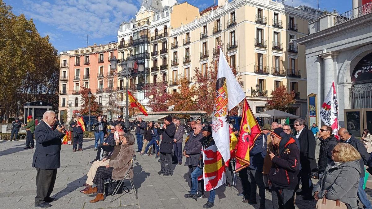 Los franquistas pinchan en la Plaza de Oriente: unas 50 personas defienden la dictadura y critican la ley de Memoria