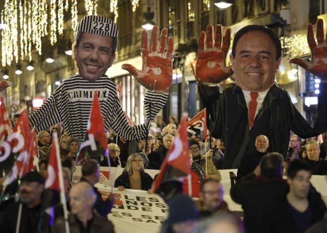 Una nueva manifestación reclama que Mazón deje el acta de diputado: «Ha sido una persona nefasta»