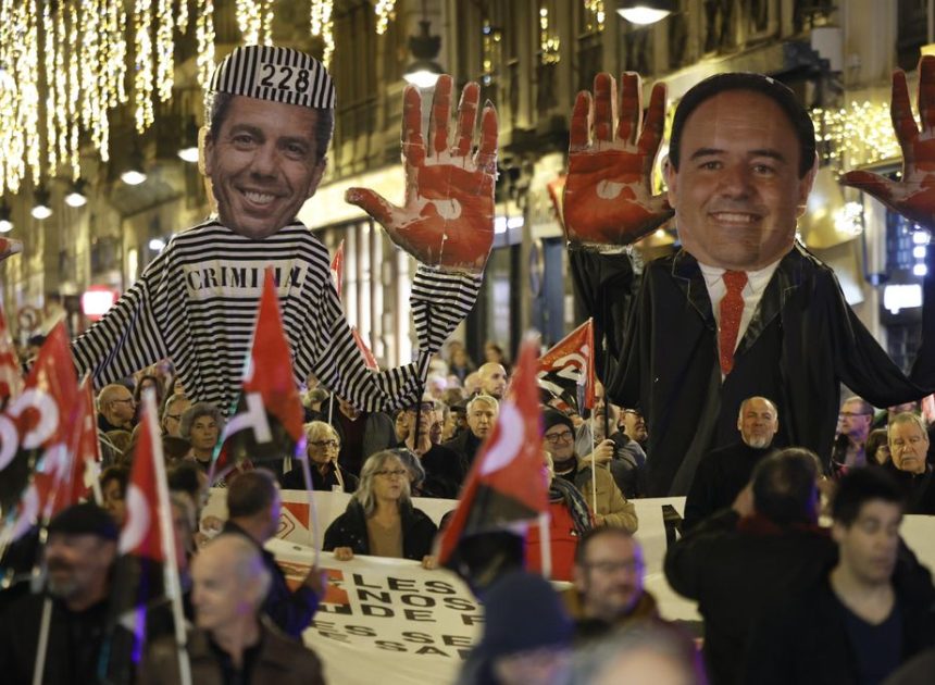 Una nueva manifestación reclama que Mazón deje el acta de diputado: «Ha sido una persona nefasta»