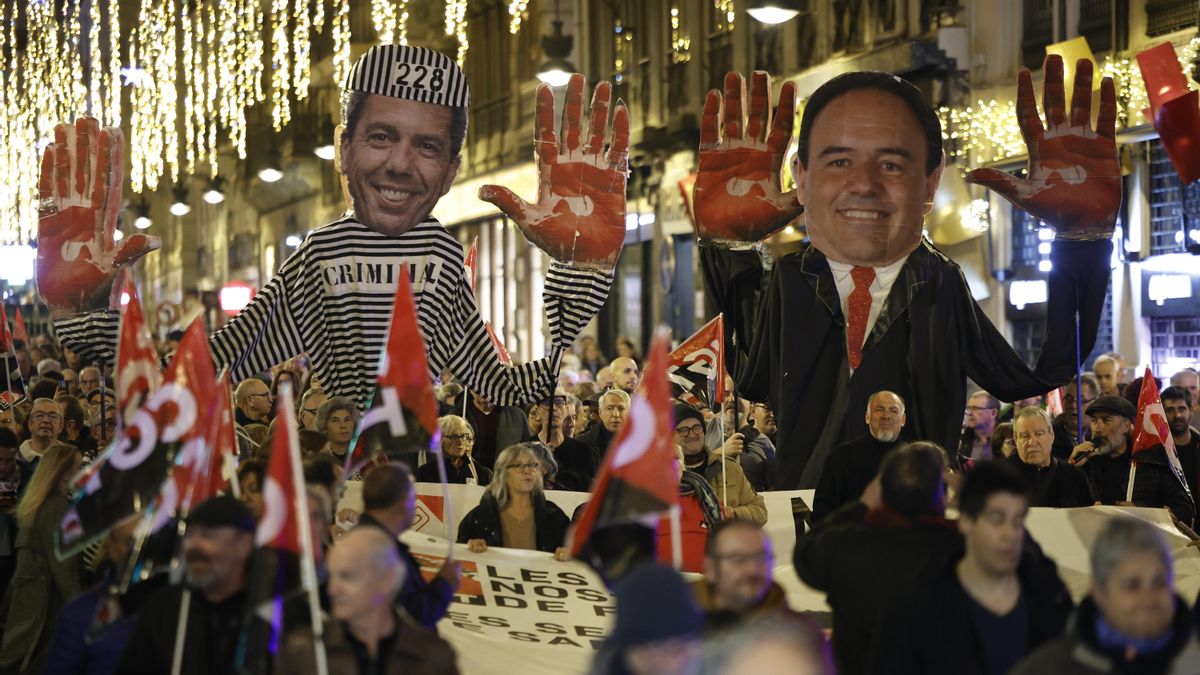 Una nueva manifestación reclama que Mazón deje el acta de diputado: «Ha sido una persona nefasta»