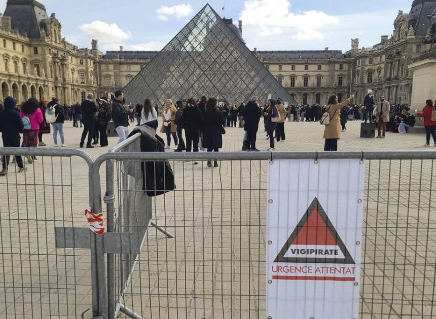 Dos de los cinco detenidos por el robo del Louvre entran en prisión