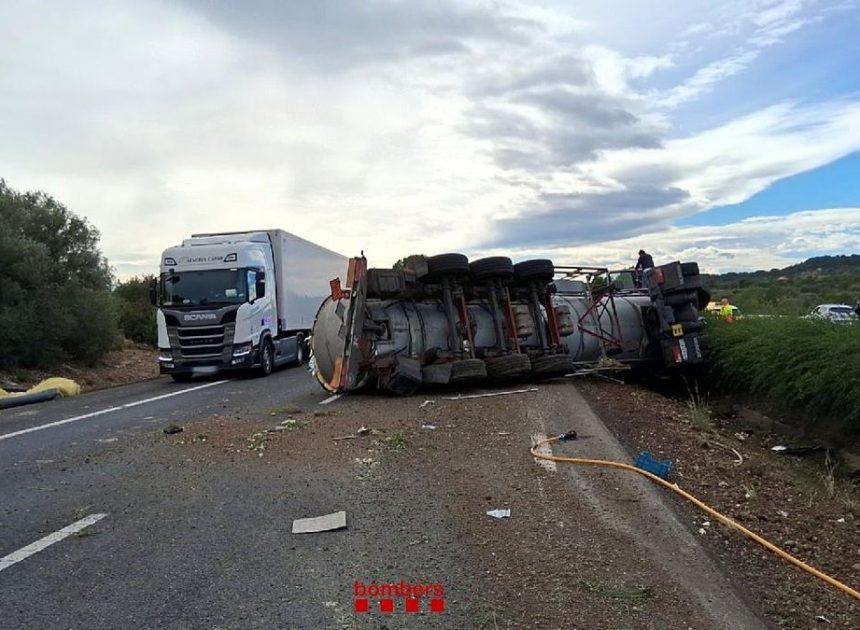 Un camión cisterna volcado obliga a cortar la AP-7 durante más de 30 horas y provoca retenciones de 13 km