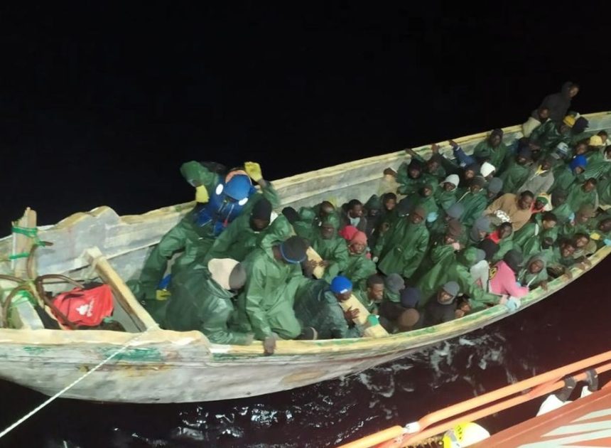Cuatro muertos en un cayuco rescatado cerca de El Hierro con un centenar de migrantes a bordo