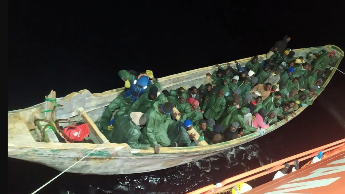 Cuatro muertos en un cayuco rescatado cerca de El Hierro con un centenar de migrantes a bordo
