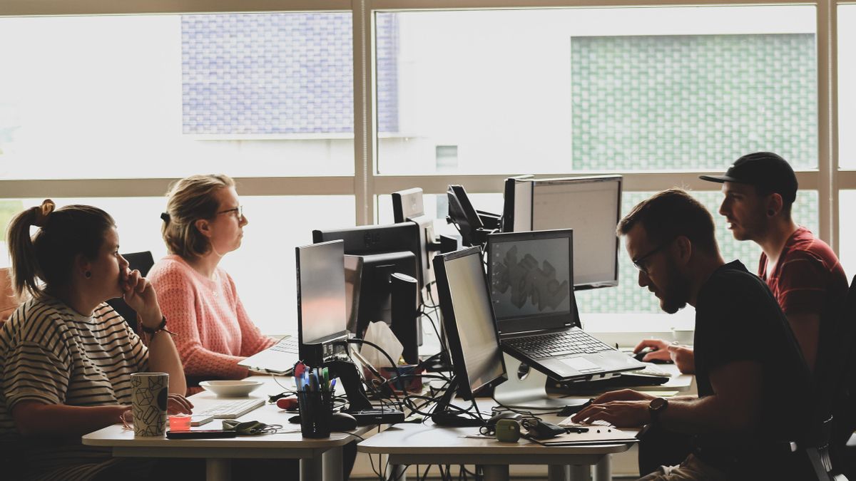 Más programadores e ingenieros que camareros: el empleo de alto valor añadido gana terreno en España