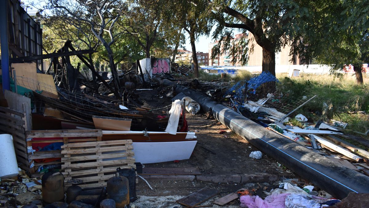 El incendio en un asentamiento en Barcelona deja sin techo a varios jóvenes migrantes: «Lo he perdido todo»