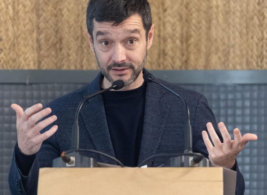 Consumo lanza la mayor campaña contra las falsas rebajas del Black Friday: mira los «patrones oscuros» y «ventas bajo presión»