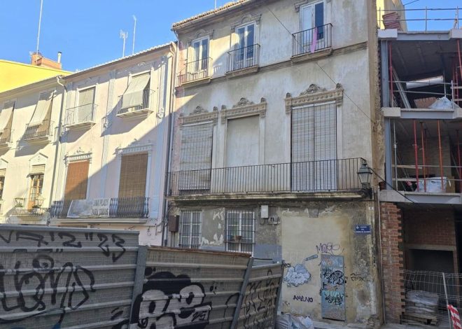 A las Corts Valencianes, que preside Vox, le salen okupas