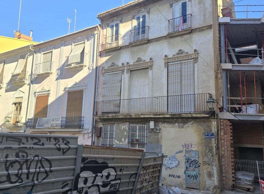 A las Corts Valencianes, que preside Vox, le salen okupas