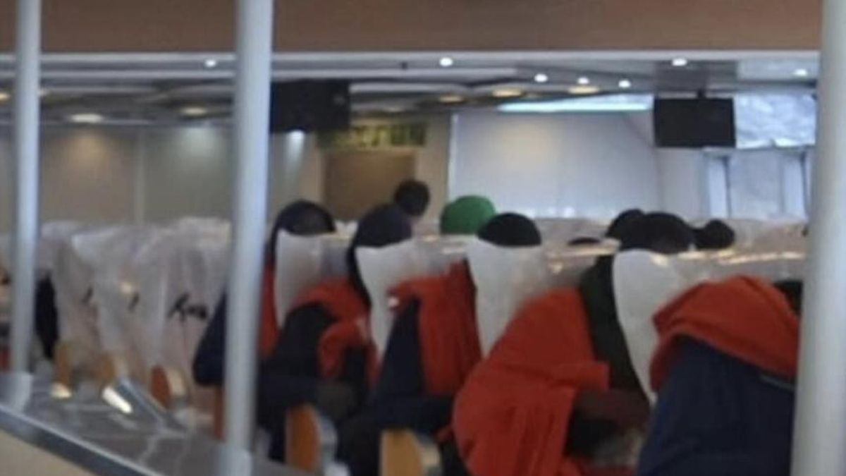 Una naviera recubre con plásticos las butacas donde se sientan los migrantes de El Hierro »por protocolo»
