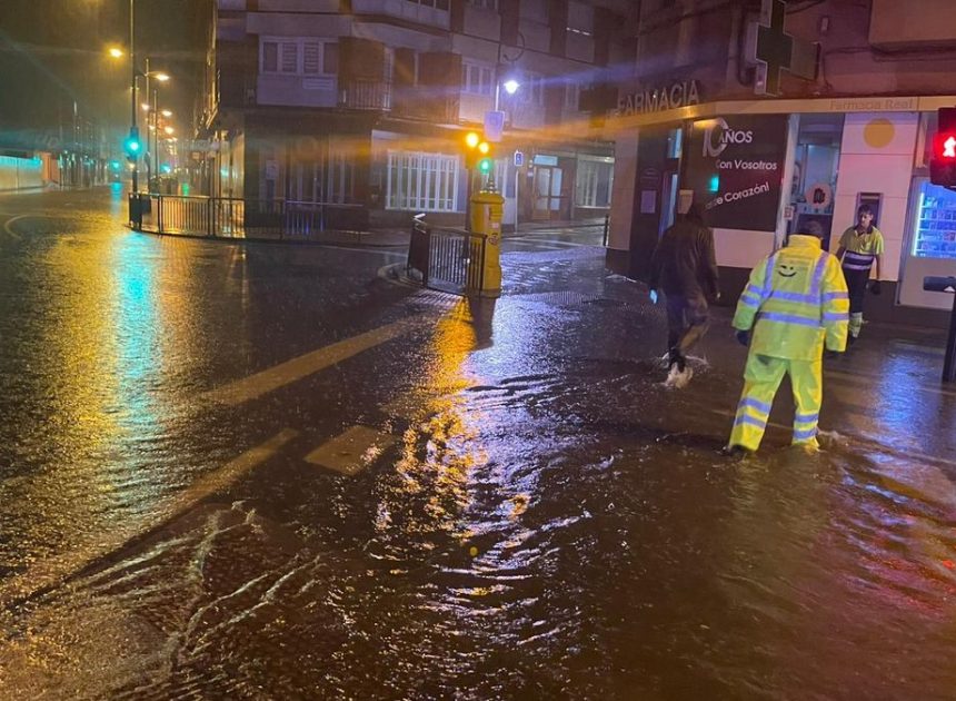 Avilés amanece con calles anegadas, bajos inundados y carreteras cortadas por una fuerte tromba de agua