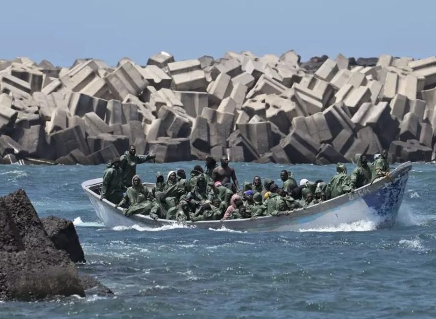Salvamento Marítimo rescata en El Hierro a 403 migrantes en dos cayucos