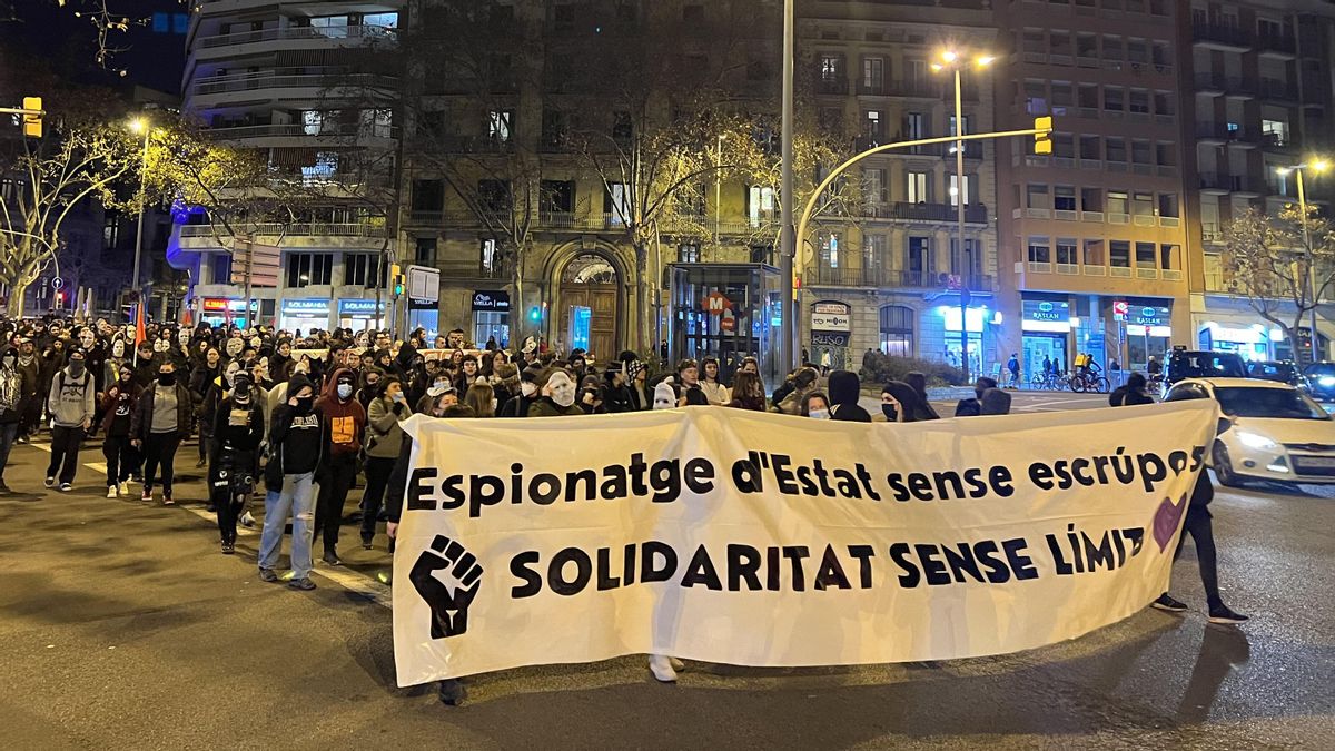 Un juez investiga por «grupo criminal» a seis independentistas por pintar la comisaría de un policía infiltrado