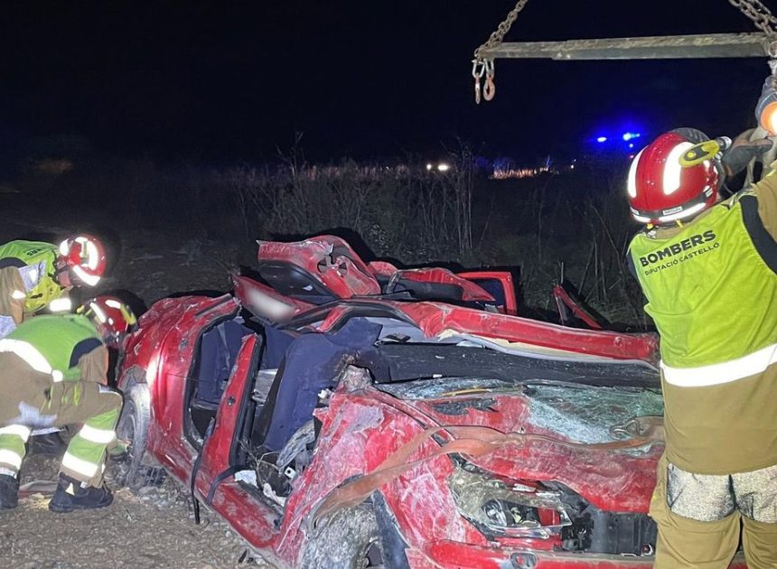 Dos personas muertas y tres heridas tras caer un coche por un barranco en Benassal (Castellón)
