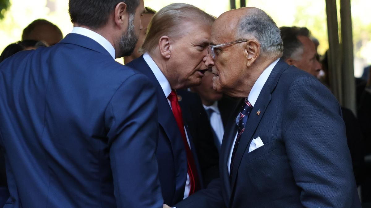 Trump indulta a Rudy Giuliani y a otros implicados en el montaje del fraude electoral y el intento de revertir los resultados de 2020