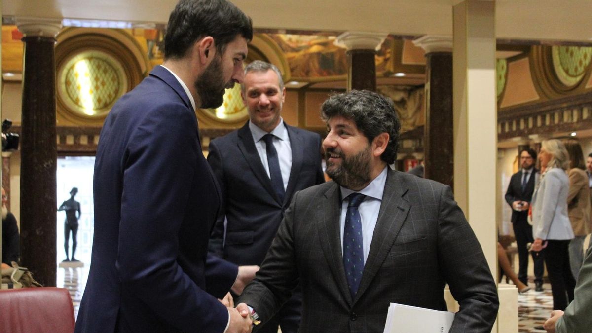 El PP contiene la respiración ante el ascenso de Vox en Murcia y baraja prorrogar los presupuestos hasta 2027