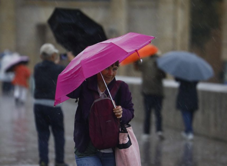 Por viento o lluvias: la Aemet activa hoy avisos en casi toda España