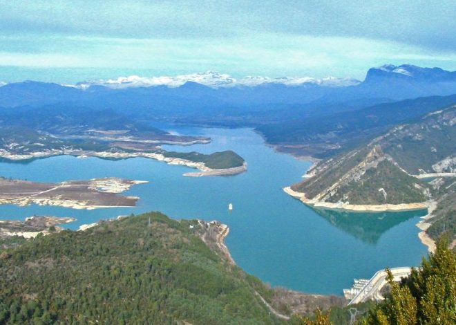 La sorprendente ruta de senderismo en Aragón que avanza por un desfiladero esculpido por el agua