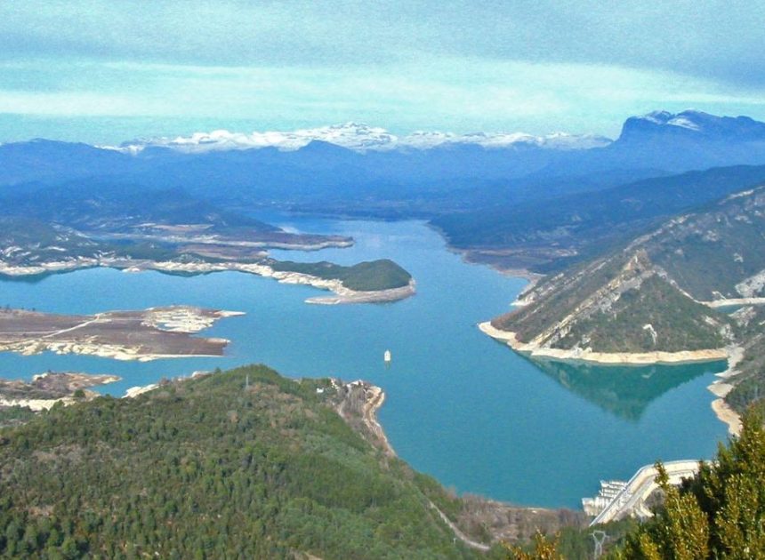 La sorprendente ruta de senderismo en Aragón que avanza por un desfiladero esculpido por el agua