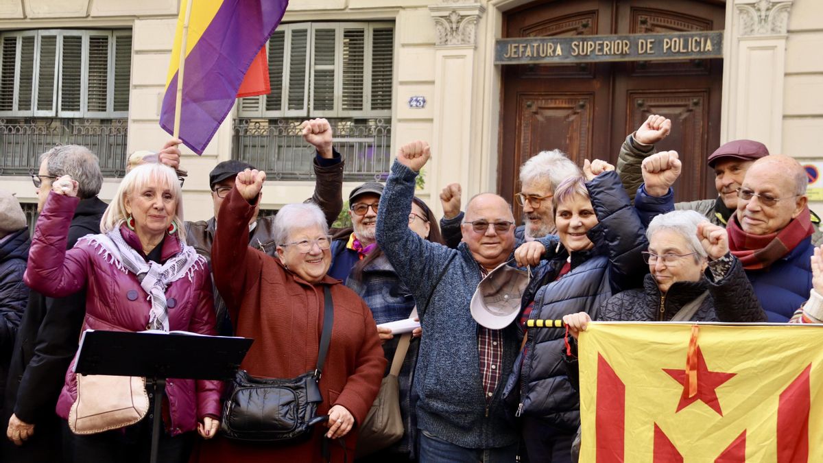 Una nueva concentración en la comisaría de Via Laietana exige al Gobierno que la convierta en centro de memoria histórica