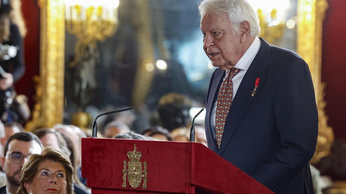 Felipe González pide a los españoles ante el rey «preservar a toda costa la paz civil»