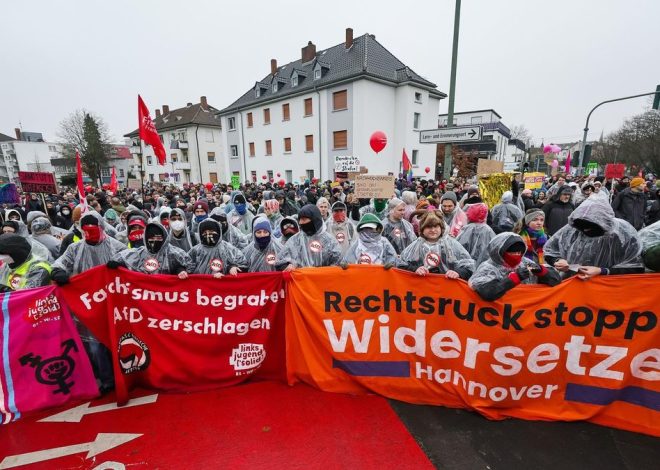 Manifestantes antifascistas retrasan el congreso juvenil del partido ultraderechista alemán AfD
