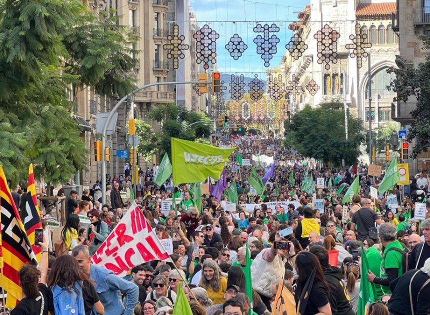 Miles de profesores se manifiestan en Barcelona para pedir mejoras en sus condiciones laborales