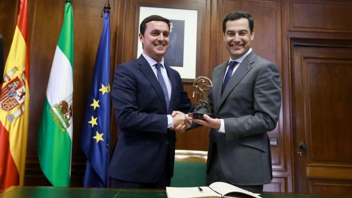 Los cinco días ‘sin cobertura’ de Juanma Moreno: del «siempre se me ponen al teléfono» a «el PP de Almería no lo coge»