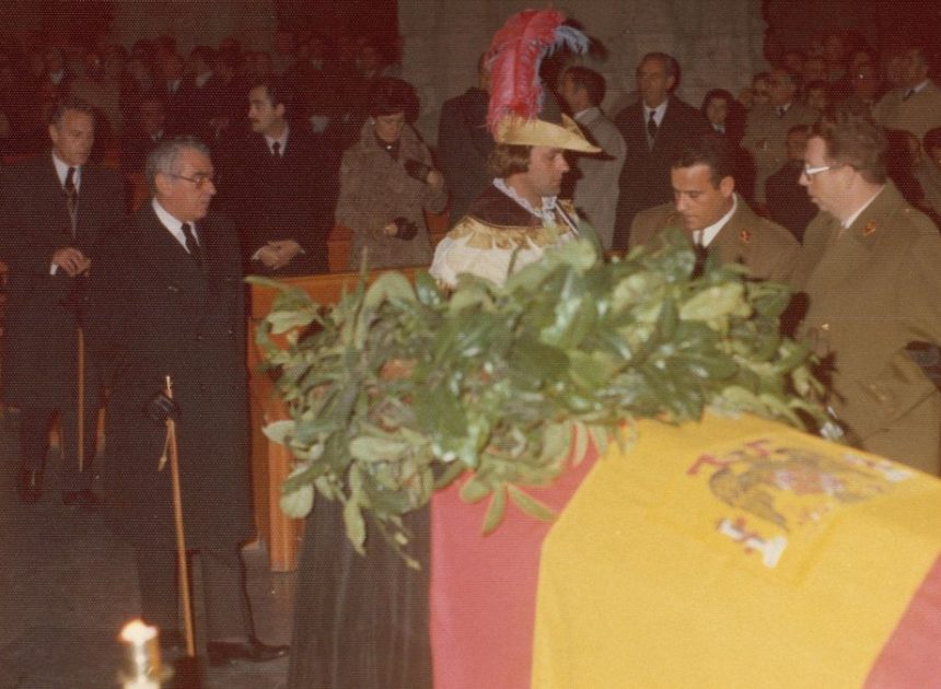 Fotografías a todo color en Vitoria y quejas al obispo Setién en Donostia: así fue el luto por Franco en Euskadi