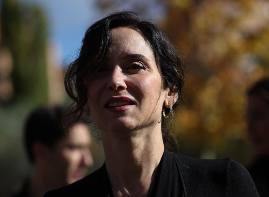 El Gobierno lleva al de Ayuso a los tribunales por negarse a crear el registro de objetores del aborto