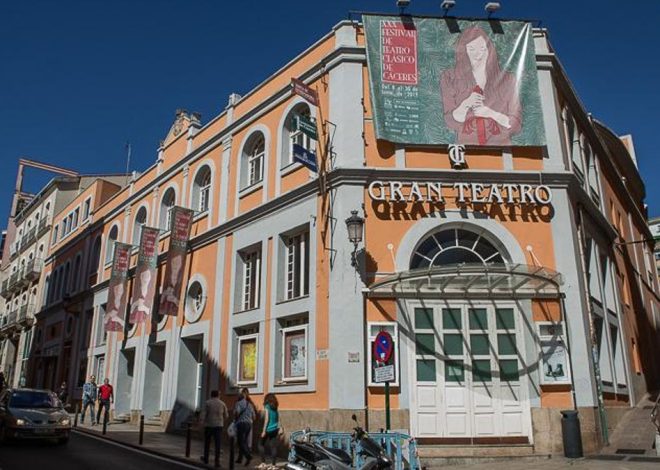 Un colectivo antifascista se moviliza contra el acto de Santiago Abascal en el Gran Teatro de Cáceres