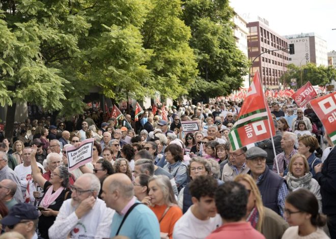 Una marea llena las calles de las principales ciudades andaluzas en defensa de la sanidad pública tras el escándalo de los cribados