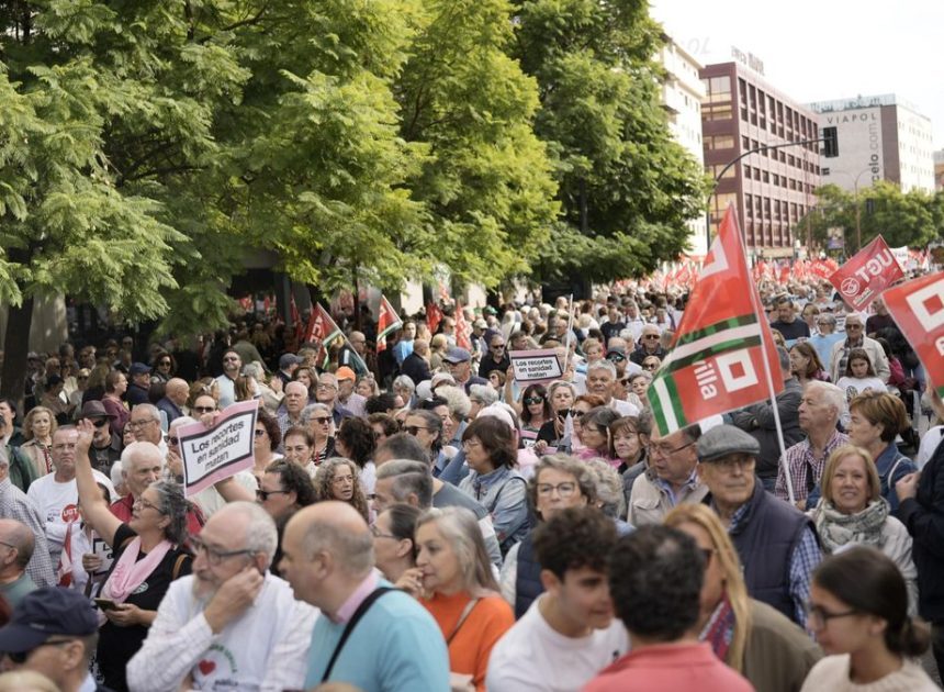 Una marea llena las calles de las principales ciudades andaluzas en defensa de la sanidad pública tras el escándalo de los cribados