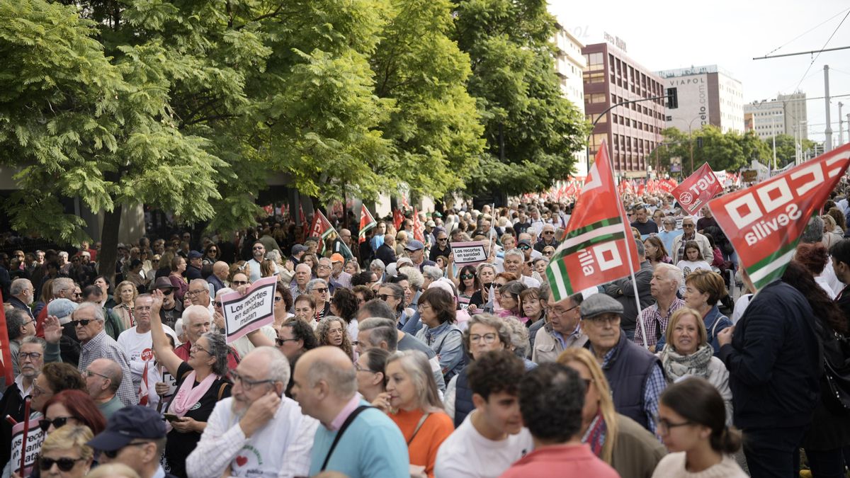 Una marea llena las calles de las principales ciudades andaluzas en defensa de la sanidad pública tras el escándalo de los cribados