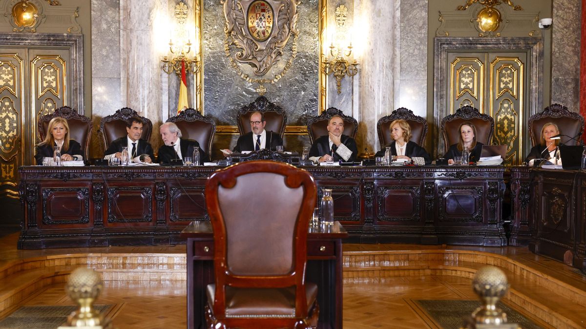 Un juez del Supremo que condenó al fiscal general codirigió en 2024 la tesis doctoral del abogado de la pareja de Ayuso