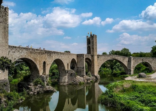 El bonito pueblo de Girona rodeado de naturaleza y que conserva un puente medieval