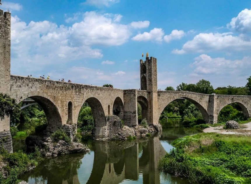 El bonito pueblo de Girona rodeado de naturaleza y que conserva un puente medieval