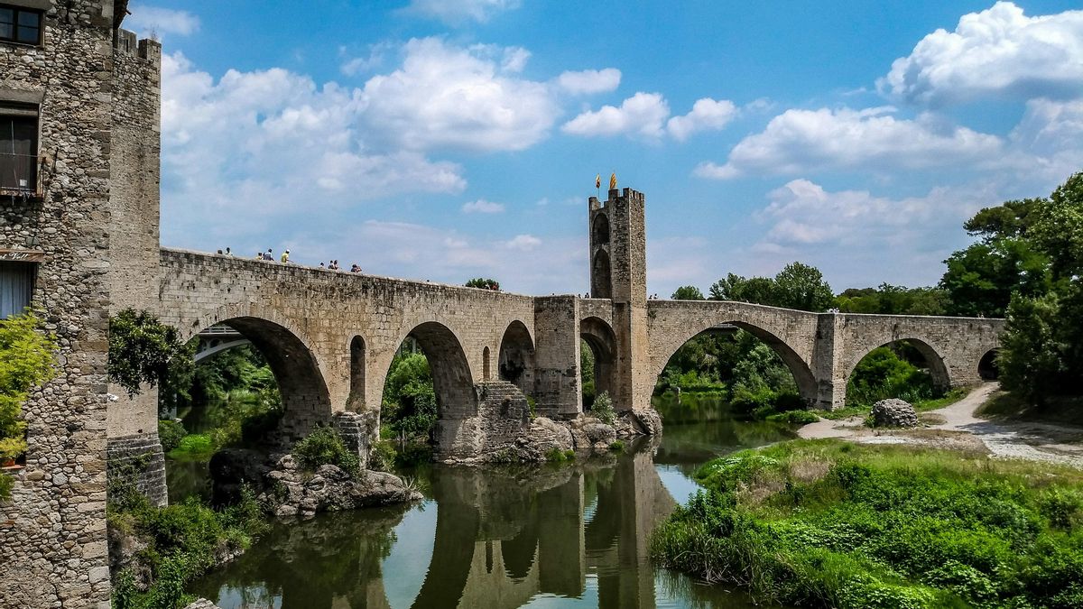 El bonito pueblo de Girona rodeado de naturaleza y que conserva un puente medieval