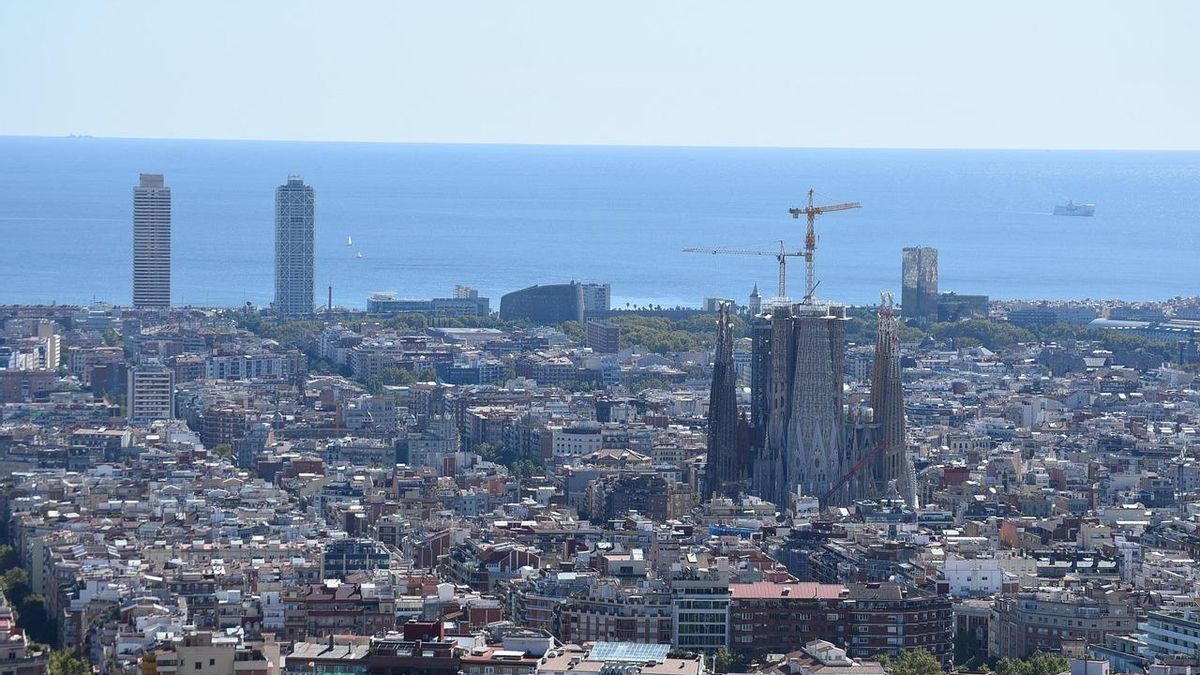 El Ayuntamiento de Barcelona crea una comisión para estudiar cómo impedir las compras especulativas de vivienda