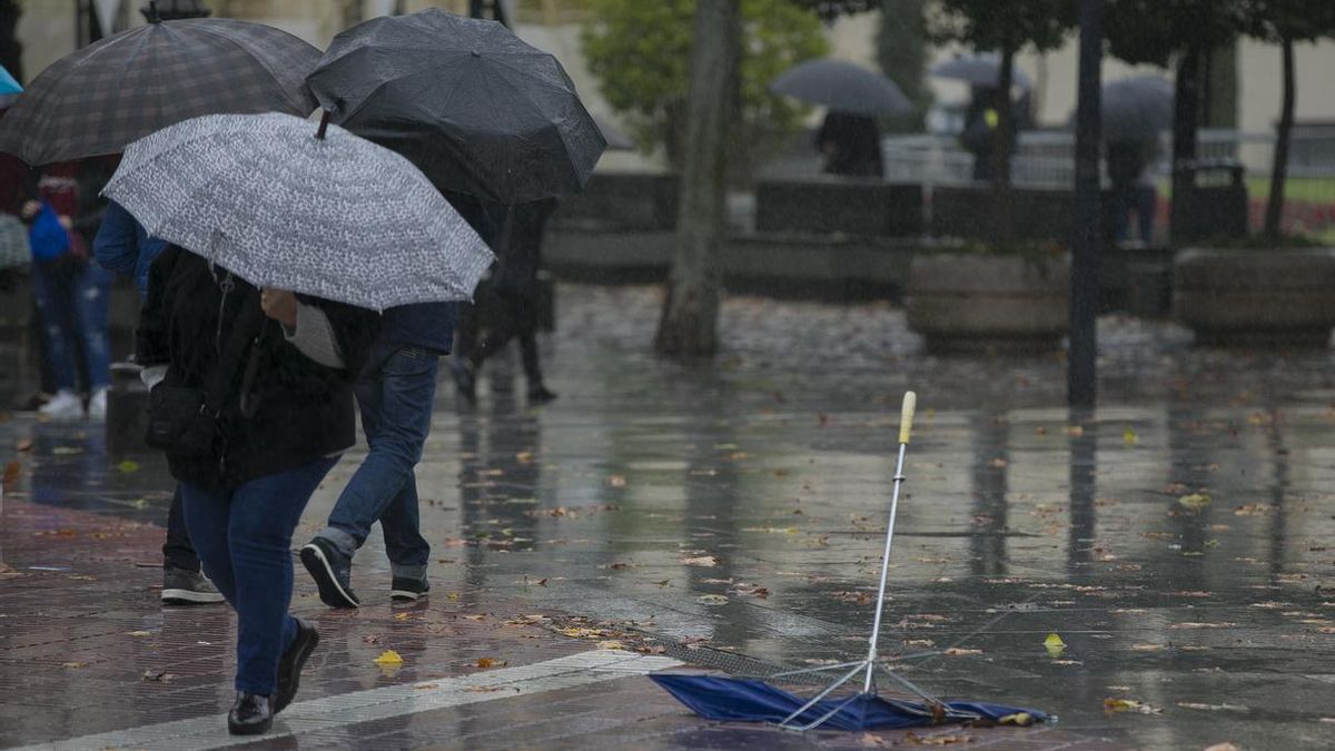 El paso de un frente atlántico deja un fin de semana pasado por agua y con posibles tormentas en el Mediterráneo y Baleares