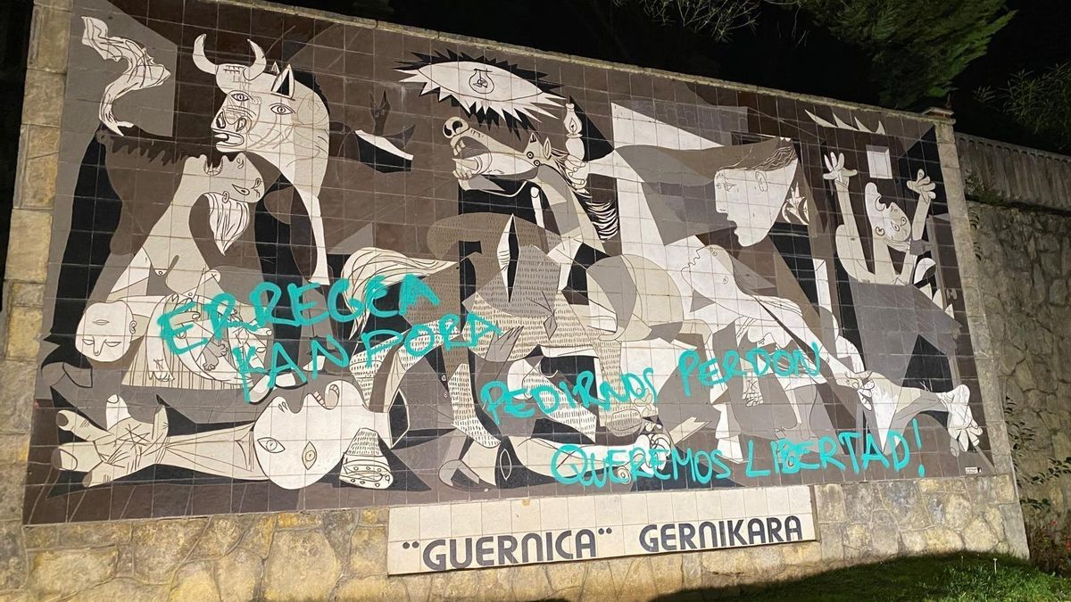 Amanece con pintadas el mural del ‘Guernica’ de Picasso en el día del perdón de Alemania por el bombardeo nazi