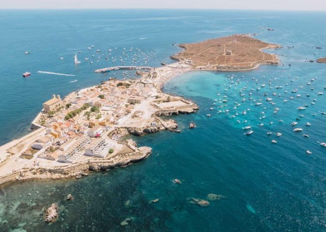 La belleza de la isla habitada más pequeña de España, en una Reserva Natural Marina y con un casco antiguo amurallado