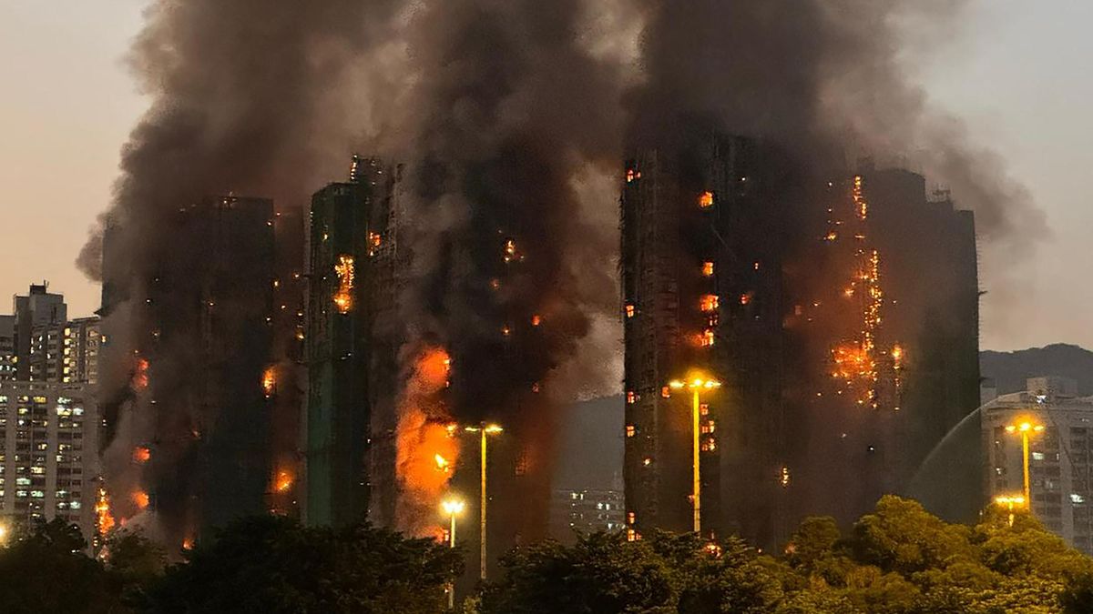 Al menos cuatro muertos en un gran incendio de varios rascacielos de viviendas en Hong Kong
