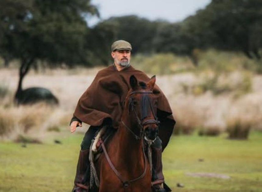 «Nocurro Jiménez» cabalga por Extremadura: Abascal se entrega al cosplay (otra vez)