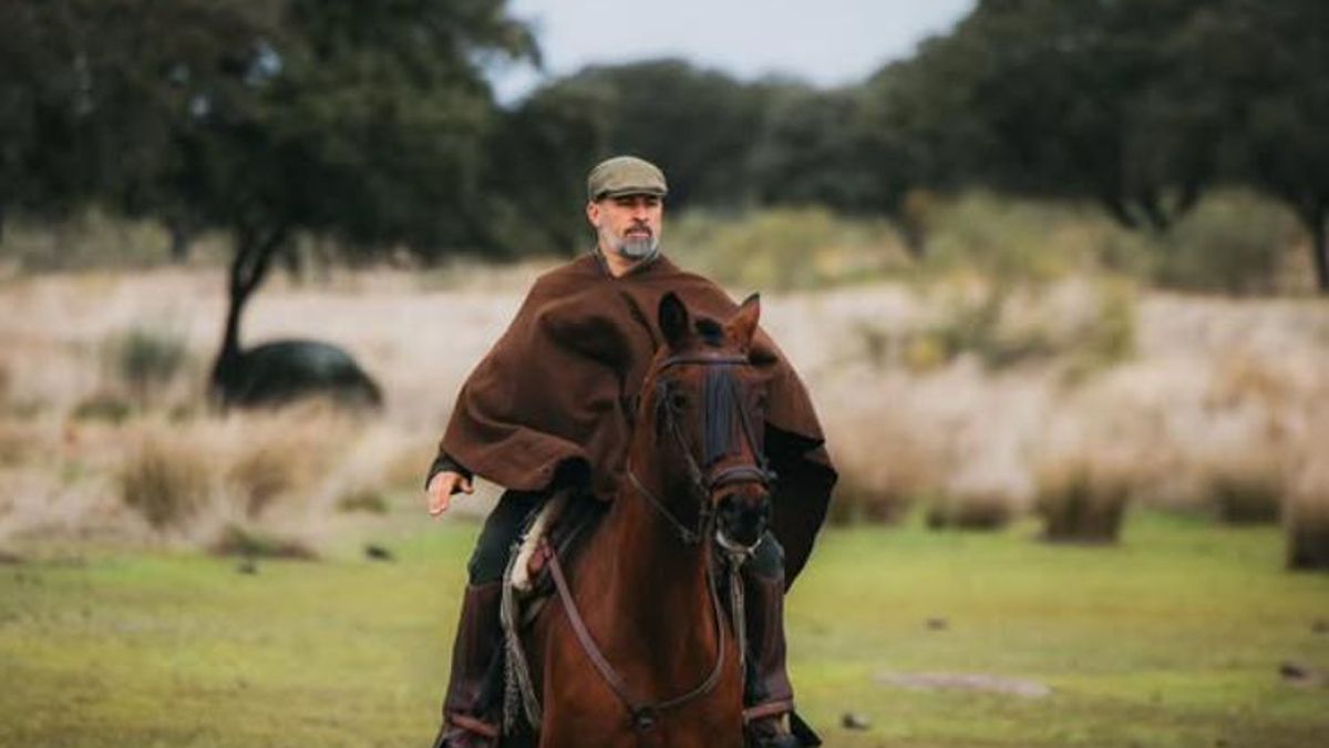 «Nocurro Jiménez» cabalga por Extremadura: Abascal se entrega al cosplay (otra vez)