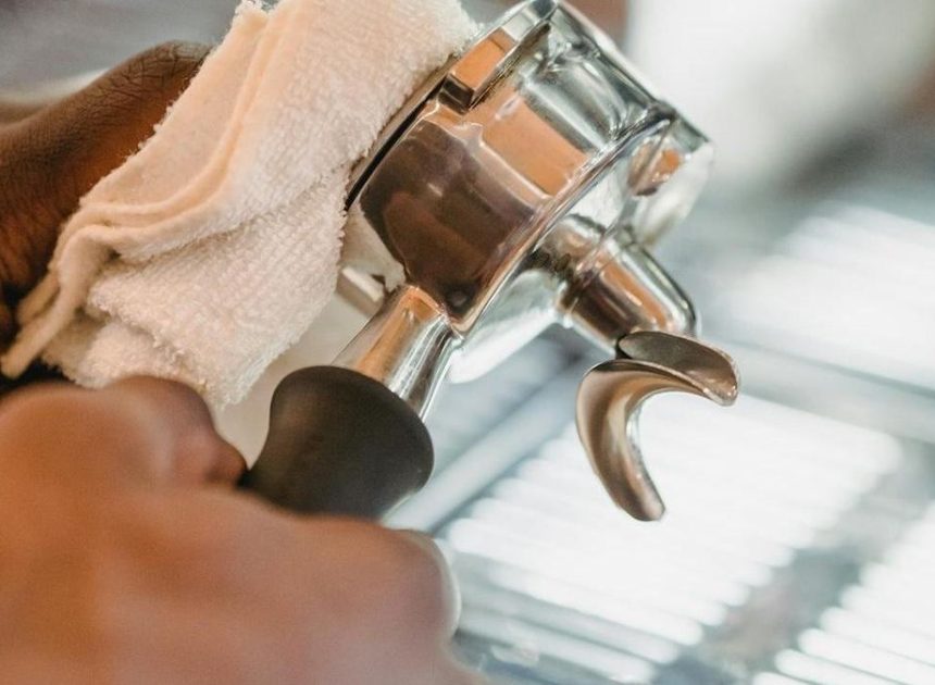 El barista Amilka Lee explica por qué es importante limpiar la cafetera y cómo hacerlo: «En mi casa uso vinagre blanco»