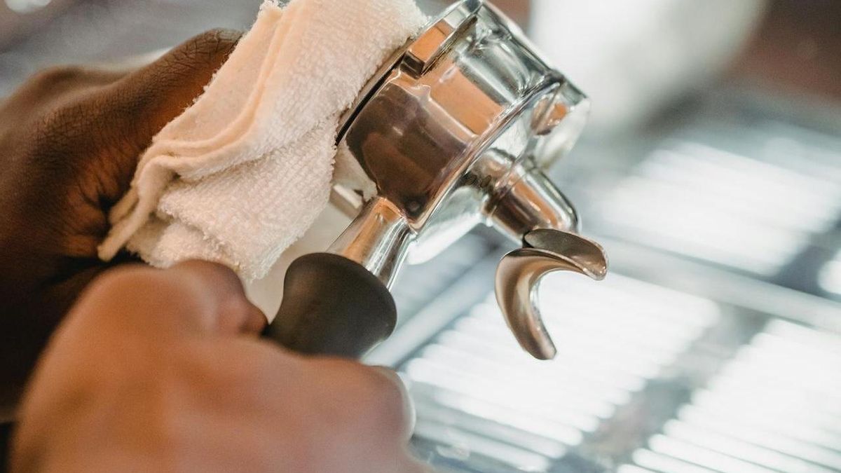 El barista Amilka Lee explica por qué es importante limpiar la cafetera y cómo hacerlo: «En mi casa uso vinagre blanco»