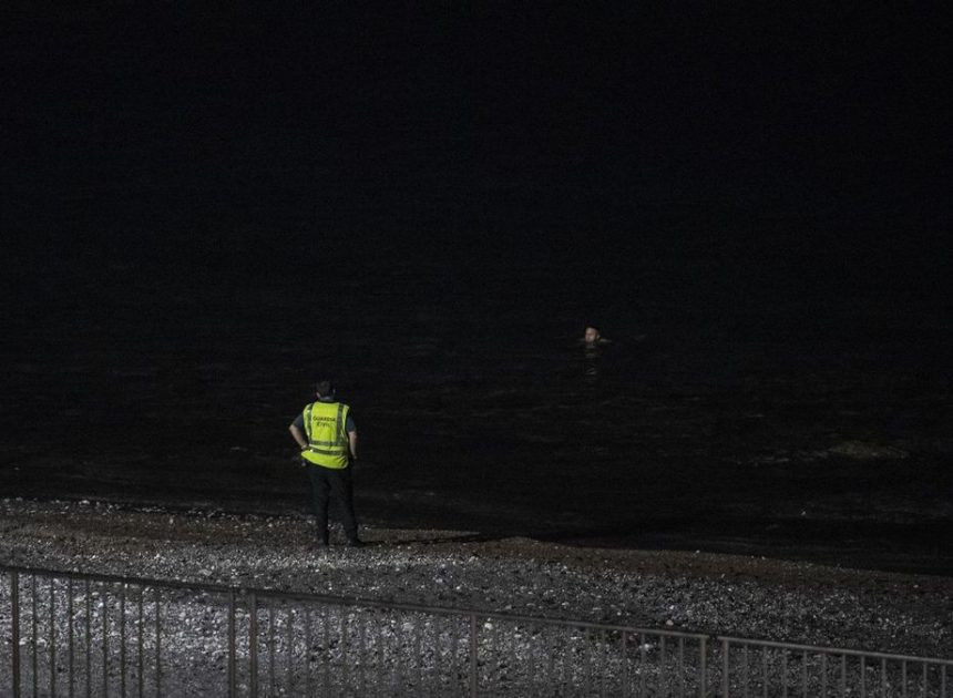 La Guardia Civil de Ceuta abre una investigación interna a dos agentes tras la difusión de un vídeo de una paliza a un migrante